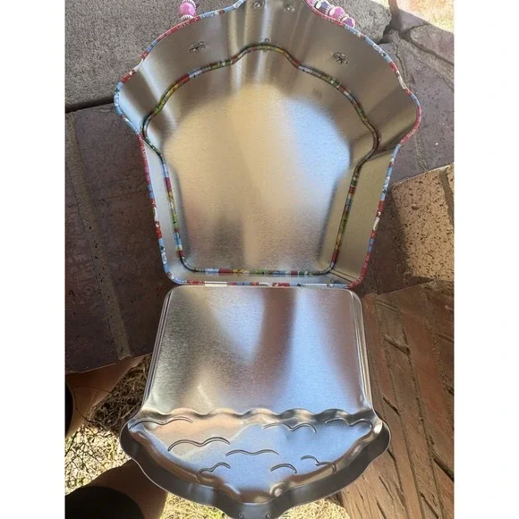 Care Bear Christmas Tin Box With Beaded Handle Brand New - Picture 3 of 3